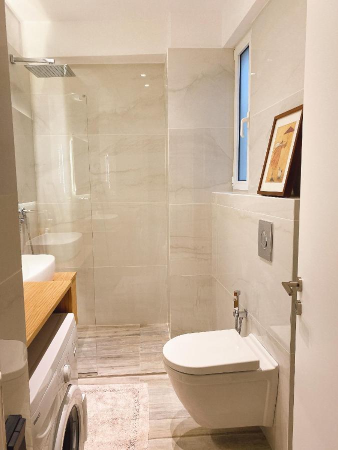 Cozy Newly Renovated 1 Bedroom Apartment In The Heart Of Атина Екстериор снимка
