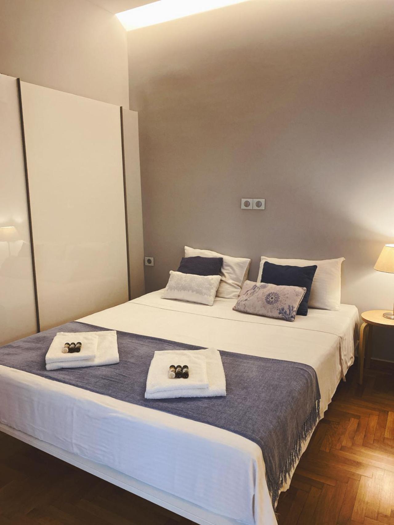 Cozy Newly Renovated 1 Bedroom Apartment In The Heart Of Атина Екстериор снимка